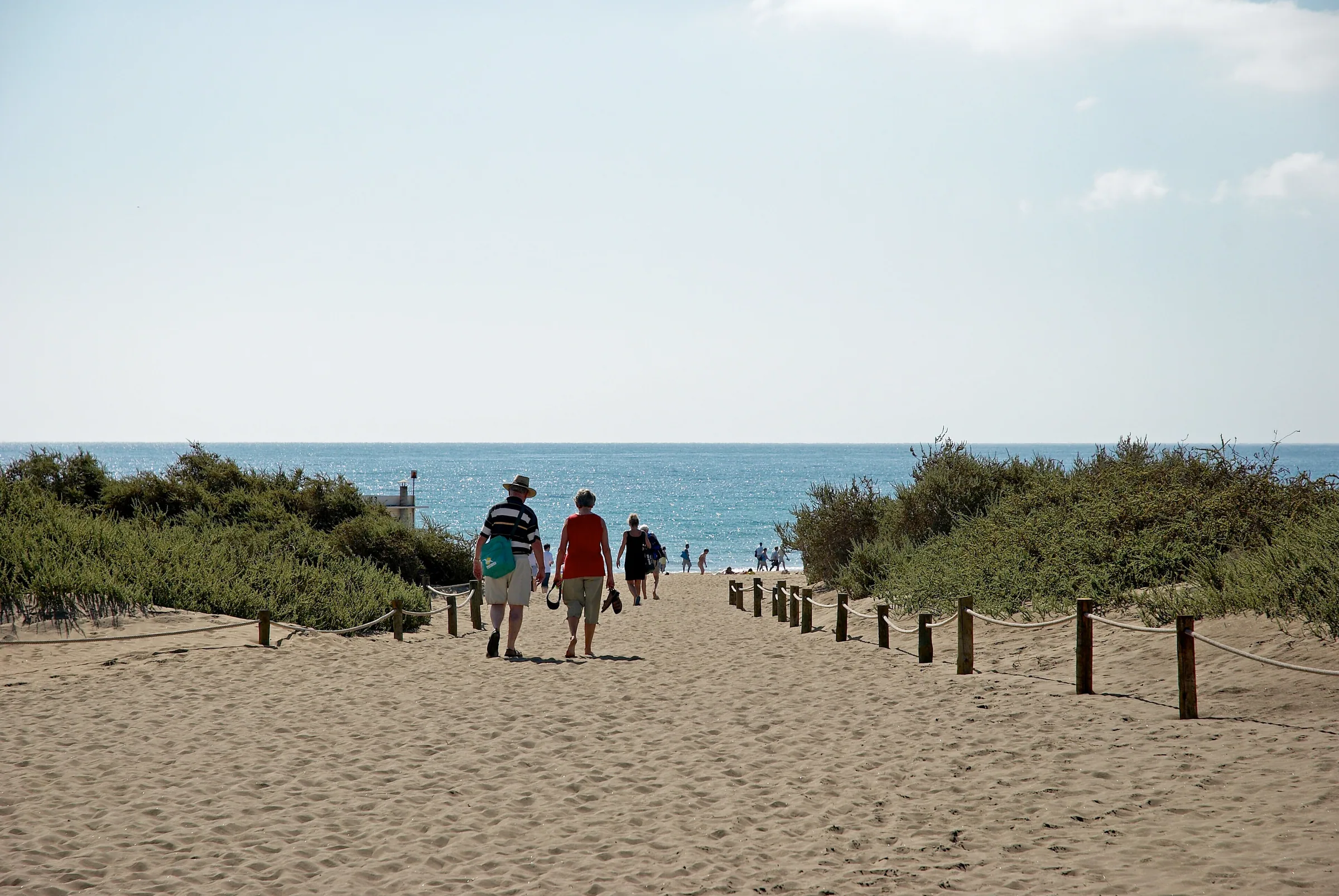 Markierter Weg durch die Dünen zum Meer